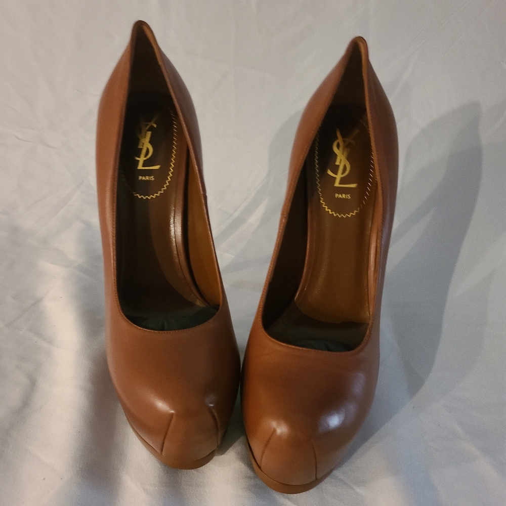 VINTAGE  tan Color.  YSL TRIBUTE pumps. In great condition. Size 41
